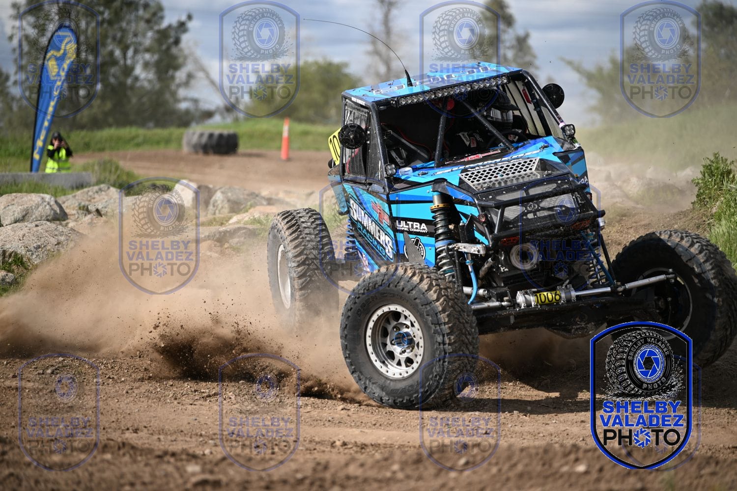 Blue Ultra4 car drifting through the dirt at Prairie City